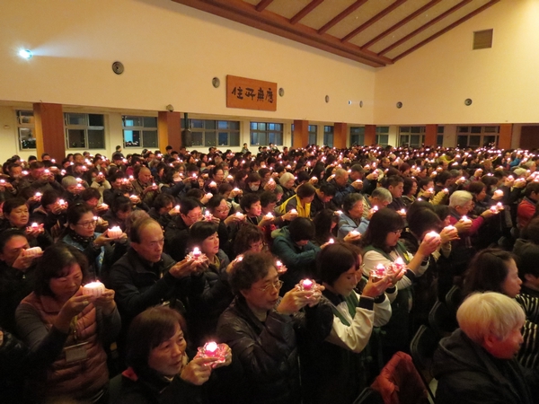 信眾團聚在三峽天南寺，緬懷聖嚴法師引導大眾成為承載正法、傳承佛法的一盞心燈。