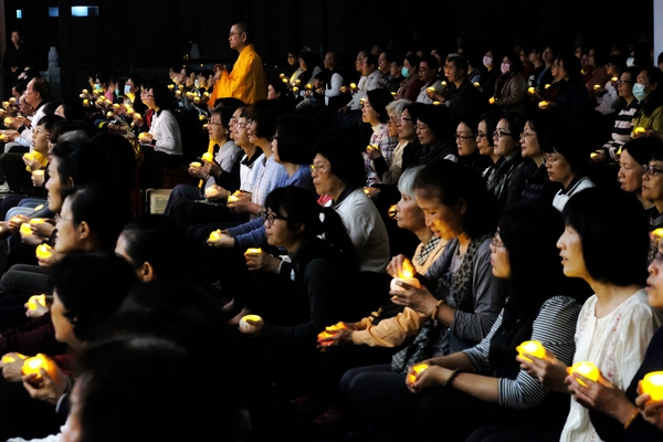  5百多位信眾到高雄紫雲寺傳燈，副住持果品法師勉勵珍惜分享佛法的好。