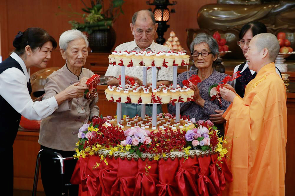 高雄紫雲寺代表壽星切壽糕  