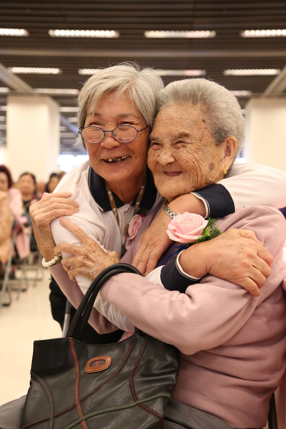 基隆百歲人瑞徐周玉女士與78歲的女兒幸福擁抱 