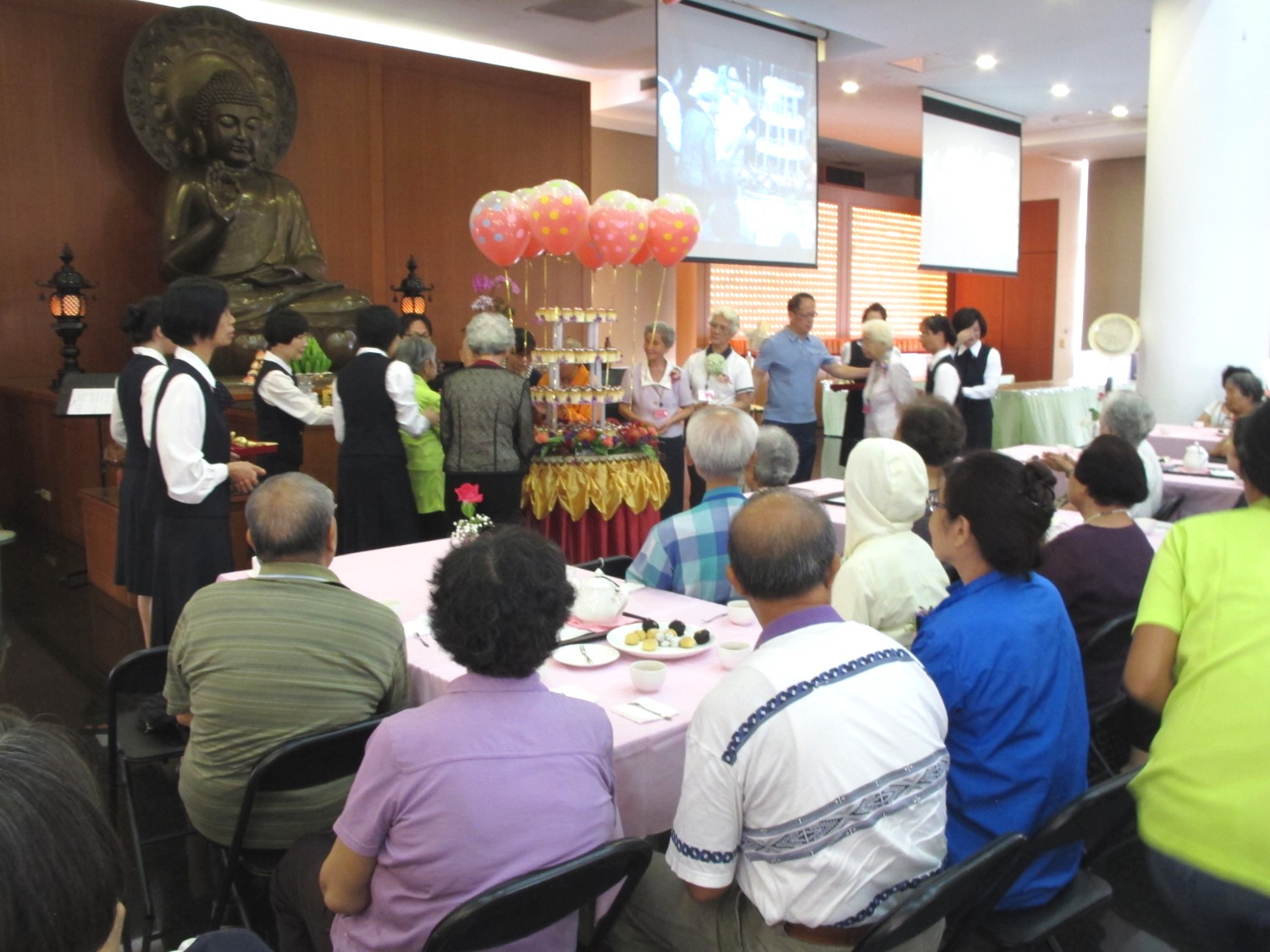 高雄紫雲寺維繫數十年切壽糕傳統，上百位觀禮民眾為長者賀壽祝福
