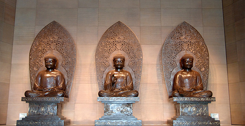 面對佛像由左至右依序為阿彌陀佛(西邊)、釋迦牟尼佛(中間)、藥師佛（東邊）