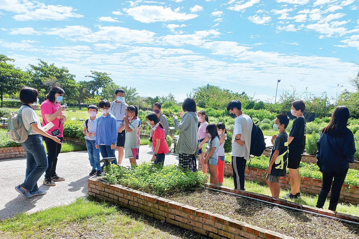 臺東學子們透過導覽，認識香草植物。（慈基會 提供）