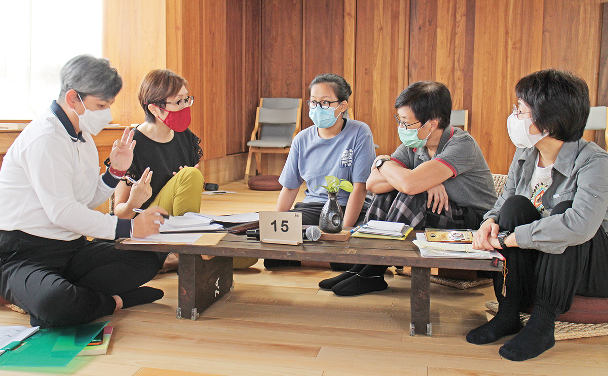 香港道場學員透過小組討論，彼此交流互動如何閱書也閱人。（信眾教育院 提供）