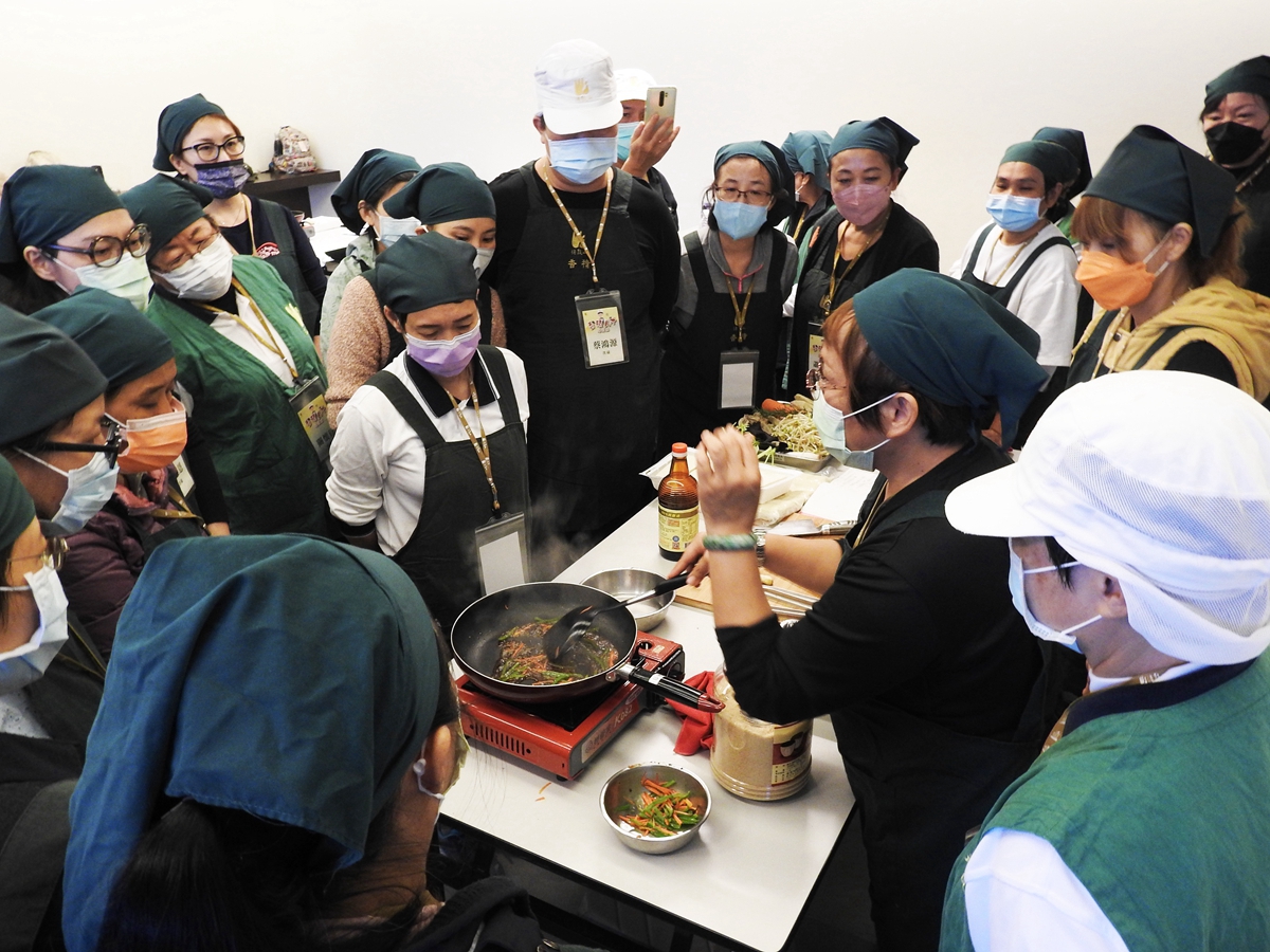 在金山、新莊開設的香積人才培訓班，便是邀請老師傳授素食料理，以簡單、衛生、營養的烹調方式，提供參訪學習的民眾用齋