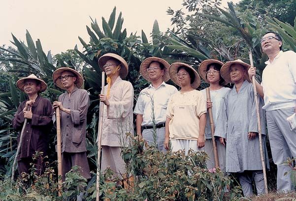 1989年7月，聖嚴師父(左二)帶領中華佛研所董事參觀法鼓山建地。左一為全度法師，左三為今能長老，右二為鑑心法師，右一為方甯書教授。