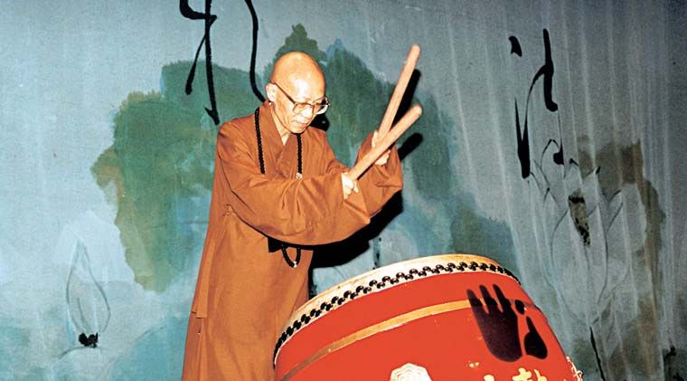聖嚴師父親自擊鼓，意含了「法鼓傳薪」的精神。